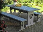 COUNTRY-STYLE PICNIC TABLE